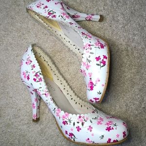 Super cute flower pumps! 🌸